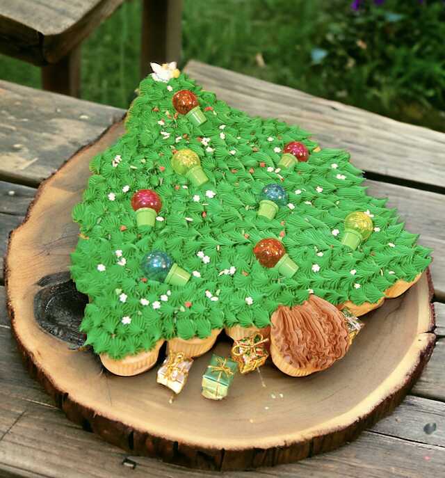 Christmas Tree Cupcakes (24 Cupcakes)