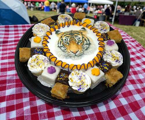 Large Tiger Dessert Tray with 8" Cake