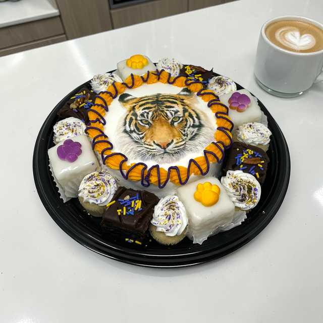 Small Tiger Dessert Tray with 6" Cake