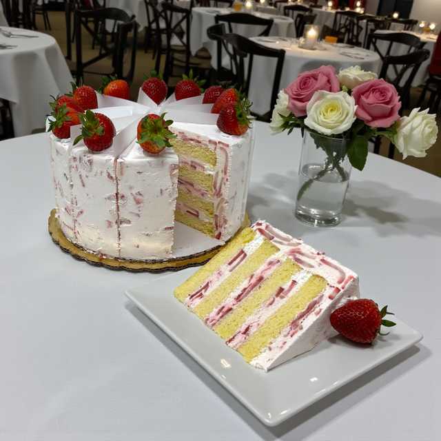 Pre-Sliced Fresh Strawberry Cake 🍓 Baton Rouge’s Famous Strawberry Cake (12 Slices)