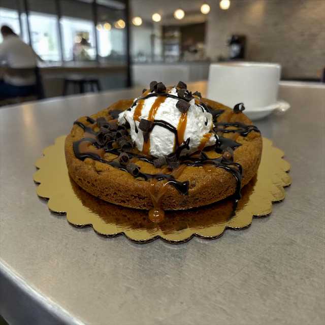 Loaded Chocolate Chip Caramel Cookie 🍪 