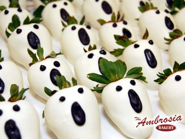 Ghostly Chocolate Dipped Strawbreries (8 Strawberries)